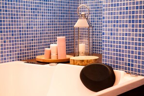 Shower, towels, soap, toilet paper - Apartment next to Las Tendillas with garage (Córdoba)