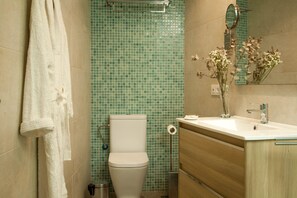 Douche, serviettes fournies, savon, papier de toilette