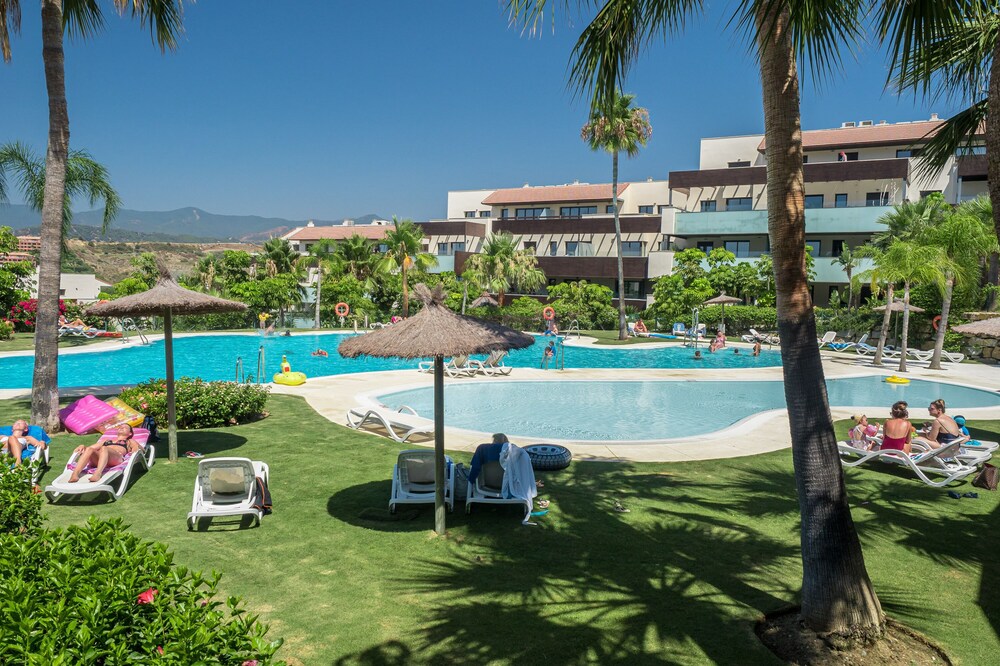 Luxury Marbella 2 Bed Apartment in Los Flamingos With Relaxing Panoramic Views