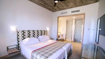 Tweepersoonskamer (La Rosata Garden) | Luxe beddengoed, een kluis op de kamer, een bureau