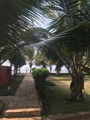 Property grounds - EXCLUSIVE MEDITTERRANEAN BEACH FRONT VILLA NEAR ACCRA, GHANA (Prampram)