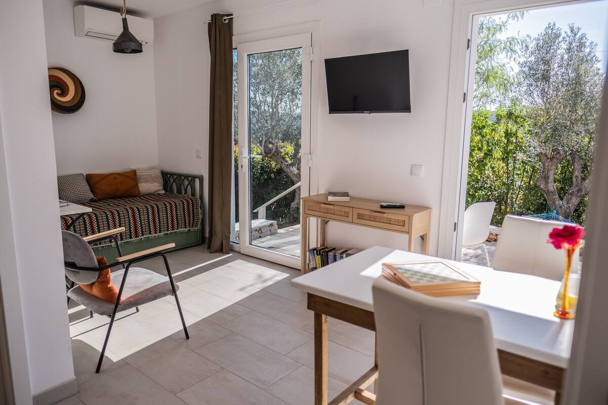 Comfort Cabin, 2 Single Beds, Garden View | Living area