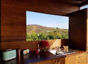 Bungalow Deluxe, vista al valle (Portugal Antigo) | Cocineta privada | Refrigerador con congelador, cafetera de espresso y cafetera y tetera 