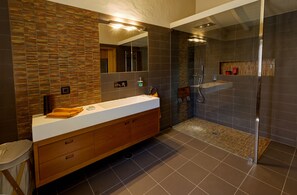 Deluxe suite (The Call of the Country) | Badkamer | Een douche, een regendouche, een haardroger, een bidet