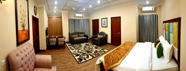 2 Schlafzimmer, hochwertige Bettwaren, Daunenbettdecken