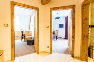 82-cm Smart TV with digital channels, TV