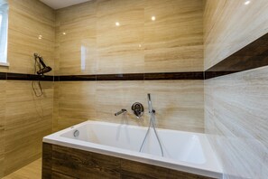Classic Suite (107,108) | Bathroom