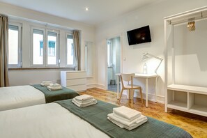 5 bedrooms, iron/ironing board, internet, bed sheets