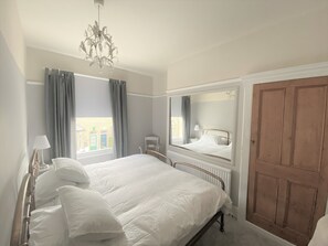 3 bedrooms, iron/ironing board, free WiFi, bed sheets - Victorian splendour! (York)