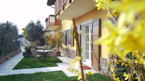 Outdoor dining - Apartment with garden, heated pool, Wifi, indoor parking (Malcesine)
