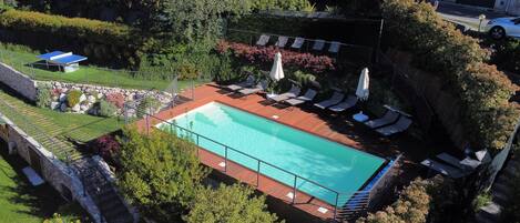 Una piscina al aire libre, una piscina climatizada