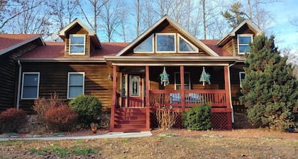 Aivan järven rannalla, lähellä veneramppia / uima-allasta, 5 makuuhuoneen järvenrantaa