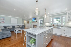 Interior - ⭐️Wow❤️of Mt Pleasant with Golf Cart➕3 miles to Beach/7 miles to DT Charleston⭐️ (Mt Pleasant)