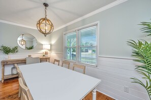 Dining - ⭐️Wow❤️of Mt Pleasant with Golf Cart➕3 miles to Beach/7 miles to DT Charleston⭐️ (Mt Pleasant)