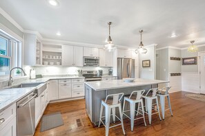 Kylskåp, mikrovågsugn, ugn och spishäll