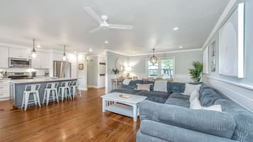 Smart-TV, BĂŒcher, Stereoanlage