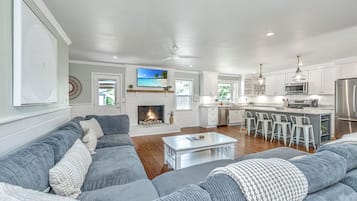 Smart-TV, bøker og stereoanlegg