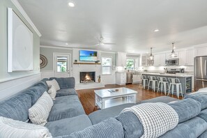 Smart-tv, böcker och en stereo