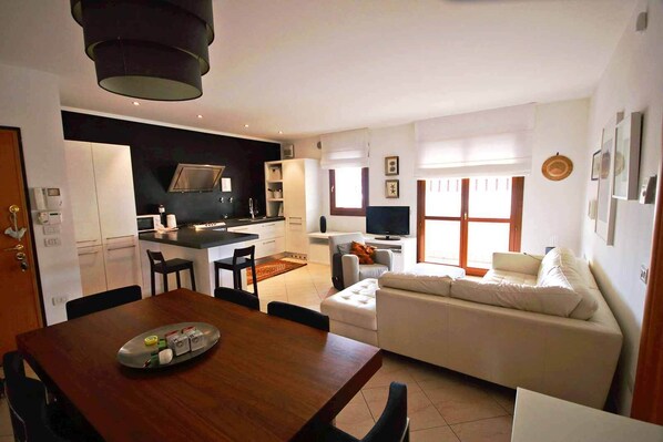 TV, lettore DVD, libri