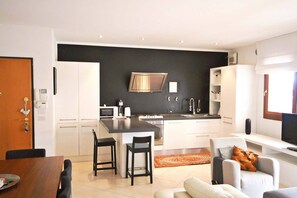 Réfrigérateur, four à micro-ondes, un four, surface de cuisson