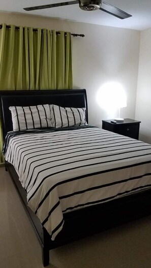 พื้นที่ทำงานแบบใช้แล็ปท็อป, เ  ตารีด/โต๊ะรีดผ้า, Wi-Fi ฟรี, ผ้าปูที่นอน