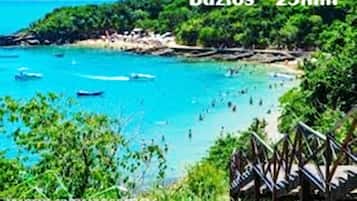 Perto da praia, espreguiçadeiras