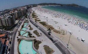 Playa en los alrededores y camastros 