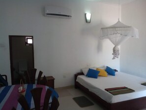 Chambre Triple Luxe | Coffres-forts dans les chambres, bureau, fer et planche à repasser