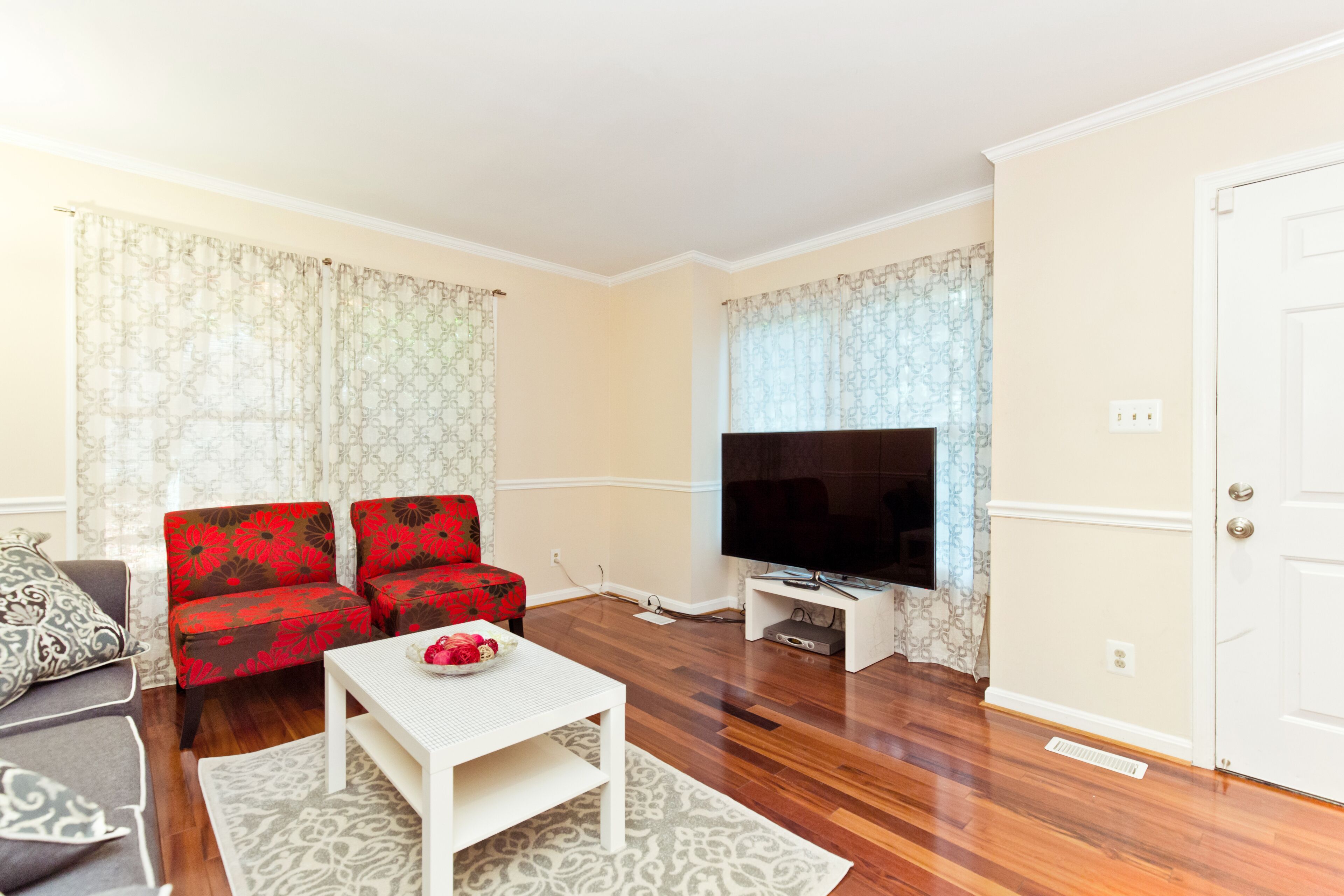 Charming Arlington Townhouse (3 Bedroom/2.5 Bath) with attached Garage