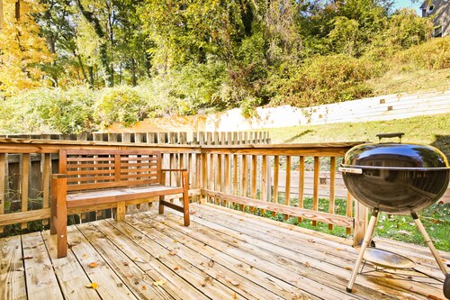 Charming Arlington Townhouse with Garage