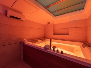 Badewanne, Whirlpool, Haartrockner, Bademäntel