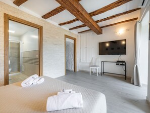 1 Schlafzimmer, Zimmersafe, Schreibtisch, Bügeleisen/Bügelbrett
