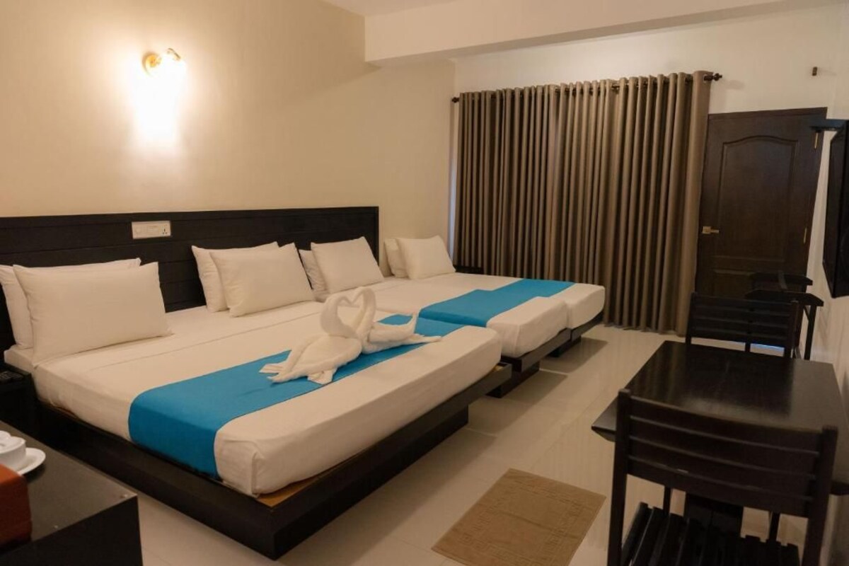 Deluxe Quadruple Room | Desk, soundproofing, bed sheets