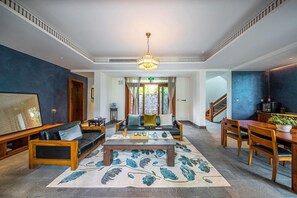 Luxe huis | Woonkamer | Een 43-inch televisie met kabelzenders en een dvd-speler