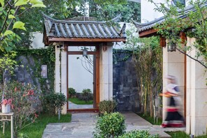 Luxury House | Premium bedding, down comforters, minibar, in-room safe - Leliving Butterfly Resort Lijiang (Lijiang)
