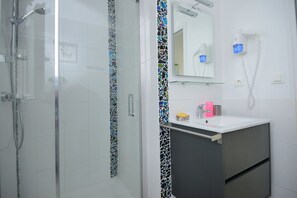 Dusche, kostenlose Toilettenartikel, Haartrockner, Toilettenpapier