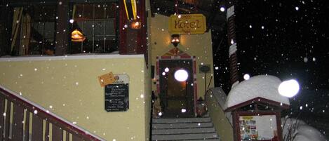 Vista frontal de la propiedad por la tarde o noche