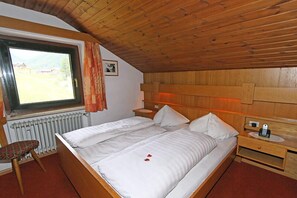 Double Room, Mountain View | Minibar, in-room safe, desk, laptop workspace - Bergchalet Hotel Reinerhof (Campo Tures)