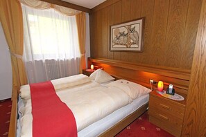 Minibar, in-room safe, desk, laptop workspace - Bergchalet Hotel Reinerhof (Campo Tures)