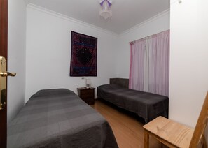 2 chambres, coffres-forts dans les chambres, fer et planche Ă repasser
