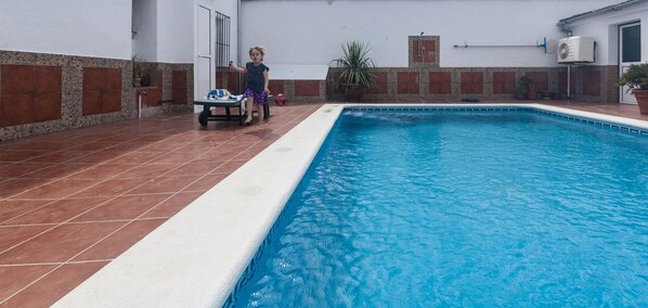 Alberca al aire libre y alberca climatizada