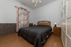 2 chambres, coffres-forts dans les chambres, fer et planche à repasser