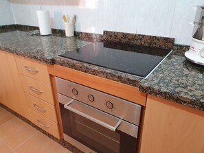 Geladeira, micro-ondas, fogão, cooktop