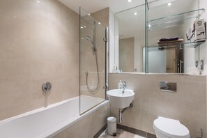 Kombinert dusj/badekar, hårføner, håndklær og såpe