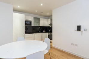 Dining - Beautiful 1 bedroom apartment (Croydon)