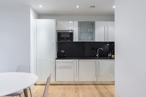 Fridge, microwave, oven, stovetop - Beautiful 1 bedroom apartment (Croydon)