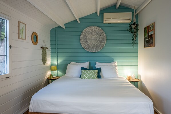 Classic Room | Individually decorated, individually furnished, desk, laptop workspace - Rembrandt Garden Studios (Willemstad)