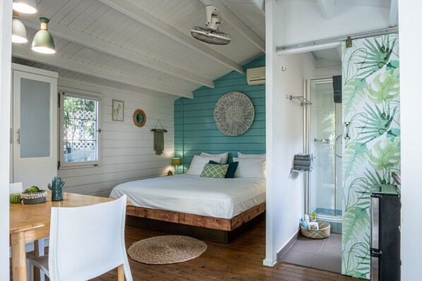 Classic Room | Individually decorated, individually furnished, desk, laptop workspace - Rembrandt Garden Studios (Willemstad)