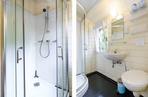 Comfort Studio | Bathroom | Shower, rainfall showerhead, towels, soap - Rembrandt Garden Studios (Willemstad)