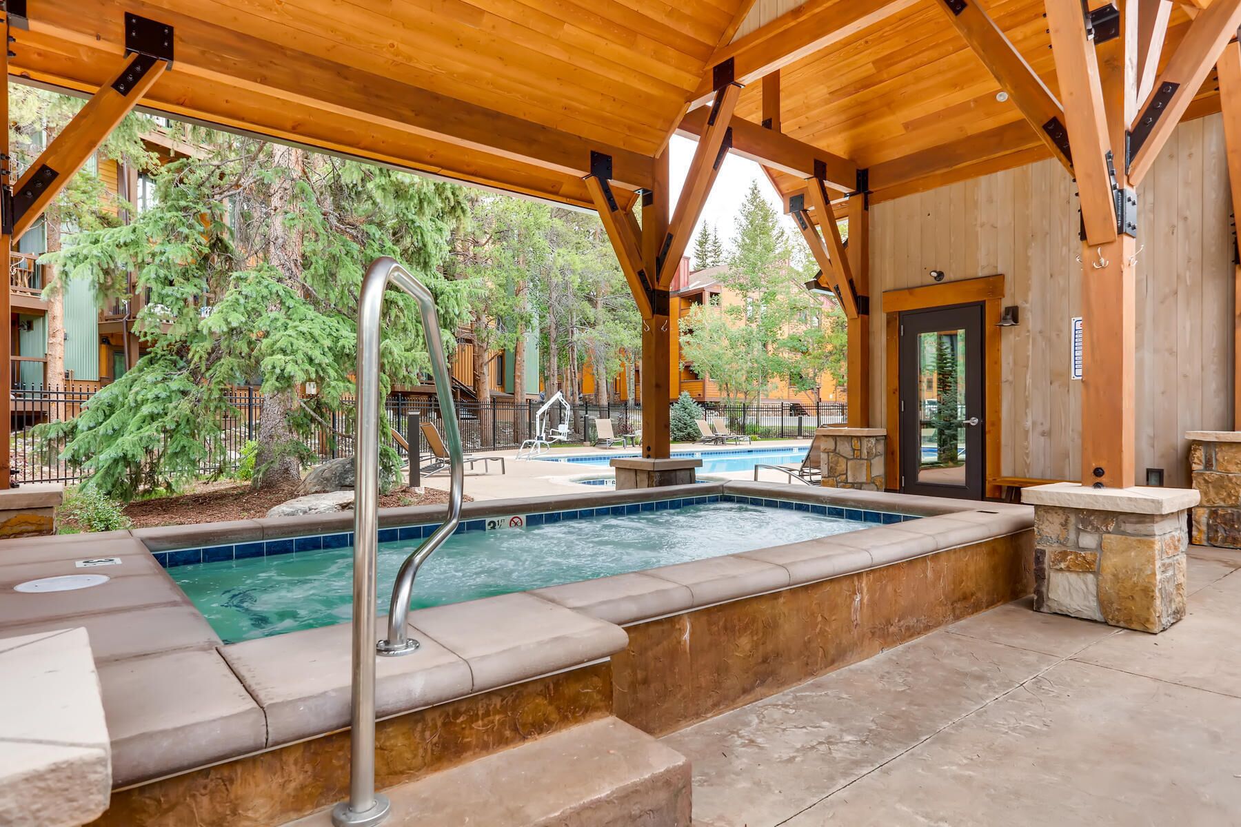 Una piscina al aire libre, una piscina climatizada